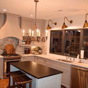 Frye Granite - a kitchen with a large island - Kitchen & Bath Near Me - Tuscumbia, Alabama