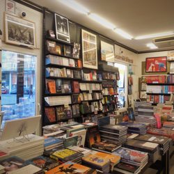 Librairie Flagey - Une table de nouveautés encore plus grande qu'avant...