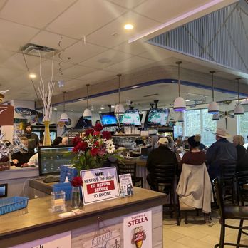 Deckhand Oyster Bar - Active bar on this Sunday morning - Seafood Near Me - Austin, Texas