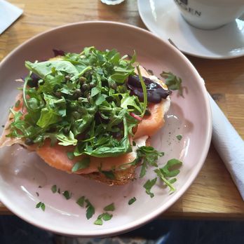 Café Fräulein Ohrt - Herzhafter French Toast mit Räucherlachs, Pflücksalat, Meerrettich und Kapern - Cafes Near Me - Pforzheim, BW Café Fräulein Ohrt - Herzhafter French Toast mit Räucherlachs, Pflücksalat, Meerrettich und Kapern - Cafes Near Me - Pforzheim, BW