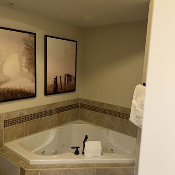 Riverstone Resort & Spa - Master tub - Hotels Near Me - Pigeon Forge, Tennessee Riverstone Resort & Spa - Master tub - Hotels Near Me - Pigeon Forge, Tennessee