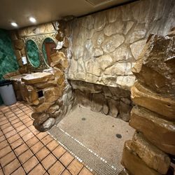 Alex Madonna's Gold Rush Steak House - Bathroom