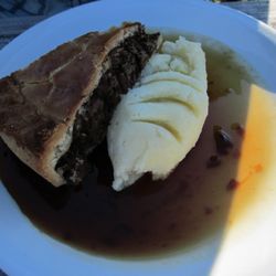 Farmyard Inn - Pie w/ mash