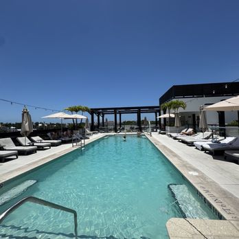 Limón Rooftop Bar - Pool - Mediterranean Near Me - Naples, Florida