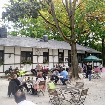Schweizer Milchhäuschen - Drinnen ist jeder Platz besetzt, aber an diesem sonnigen Spätsommer-Sonntag sitzt man unter den Ahornbäumen des Parks - Cafes Near Me - Bad Nauheim, HE