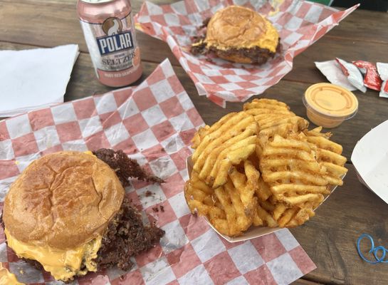 Lo's Burgers by null