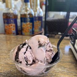 Eagle's Store - Huckleberry Fudge single scoop