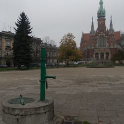 Pompa z widokiem na kościół