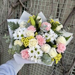 Royal Blooms Flowers - Our "Peace & Daisy" Bouquet