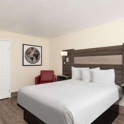 Ramada by Wyndham Kingman - Guest room