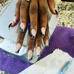 Beaute and Le Bar Nail Lounge