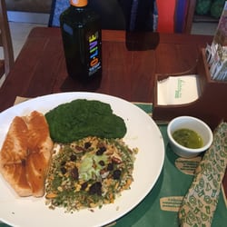 Balada Mix - Salmão com meia salada de grãos orgânicos e creme de espinafre. Um salve pro molho de ervas que tava muito bom