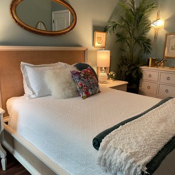 Hummingbird House - Anna's En Suite - Bed & Breakfast Near Me - Red Bluff, California