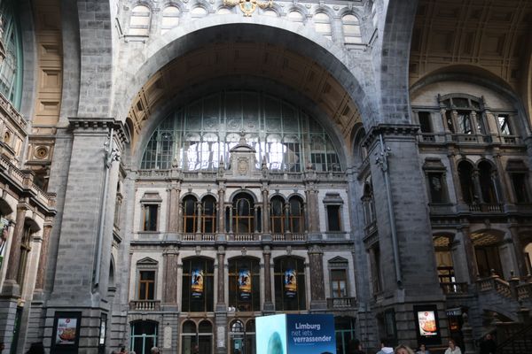 Antwerpen-Centraal station by null