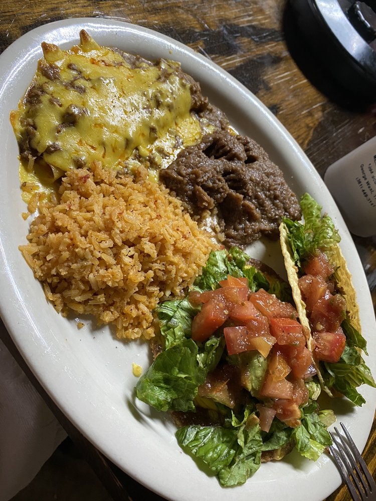 Las Tres Hermanas Logo