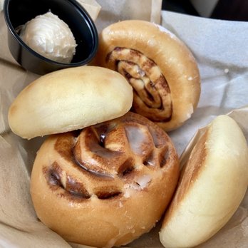 Miss Mamie's Seafood & Steaks - Bread basket with amazing cinnamon rolls - American Near Me - Moline, Illinois