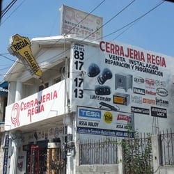 Cerrajería Regia - La cerrajería desde la vista de la avenida.