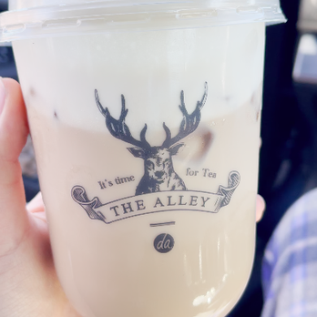 The Alley - Black Gold Milky Beer Royal No.9 milk tea with brown sugar and a hint of beer flavour, topped with snow velvet. Regular size & Iced only. - Bubble Tea Near Me - Mississauga, Ontario The Alley - Black Gold Milky Beer Royal No.9 milk tea with brown sugar and a hint of beer flavour, topped with snow velvet. Regular size & Iced only. - Bubble Tea Near Me - Mississauga, Ontario