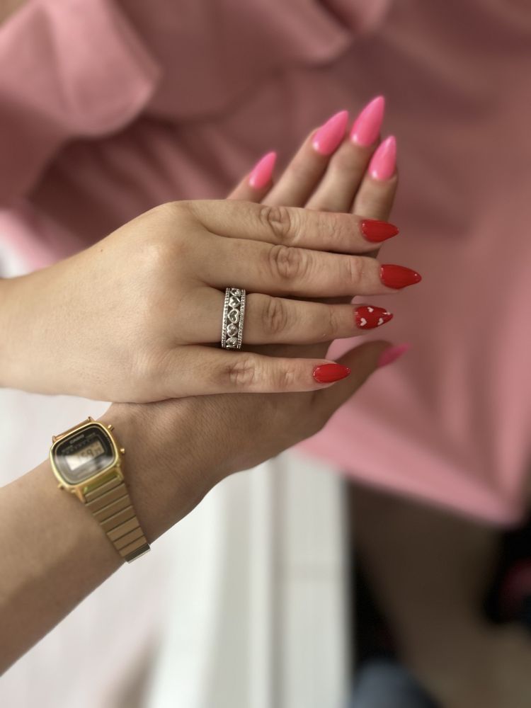 Très Chic Nails And Spa Logo