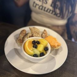 B Matthews Eatery - Chicken n biscuits