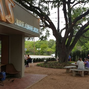 Bebidas - Outdoor seating in a garden style setting. - Coffee & Tea Near Me - Houston, Texas