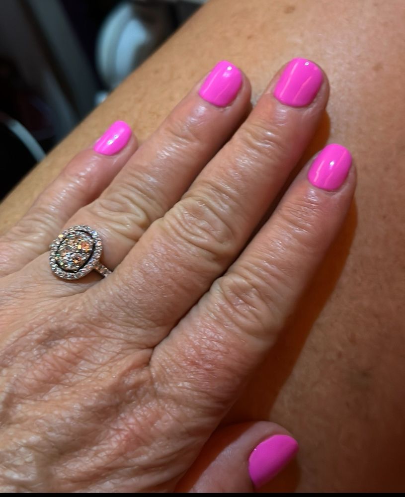 Lovely Nails Logo