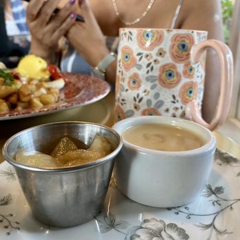 Little Hen - Vanilla sauce with pears - Breakfast & Brunch Near Me - Weston, Florida Little Hen - Vanilla sauce with pears - Breakfast & Brunch Near Me - Weston, Florida