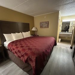 Econo Lodge - King size bed
