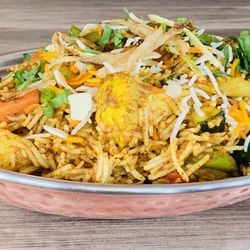Royal Biryani : Un plat traditionalle indien avec riz basmati, noix de cajou, raisins sec et choix votre viande poulet, agneau ou crevettes.