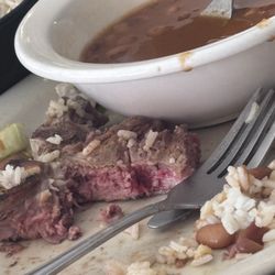 El Continental Restaurant - Las pupusas estaban 10/10  pero en el aspecto de la carne yo la pedi termino bien cocinada y esto me dieron
