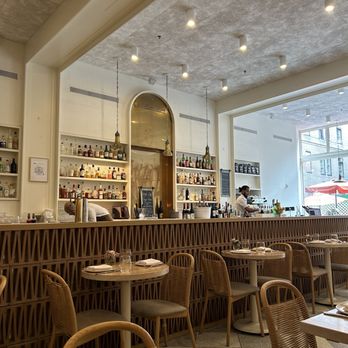 Il Fiorista - the interior of a restaurant - Cocktail Bars Near Me - New York, New York