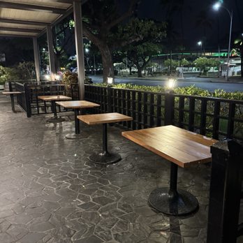 Doraku Sushi Kakaako - Outdoor seating - Sushi Bars Near Me - Honolulu, Hawaii