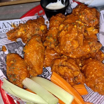 Station 25 - Garlic Buffalo Wings - New American Near Me - Newtown, Connecticut