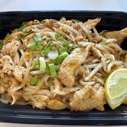 Chon Tong Thai Cafe - Chicken Pad Thai