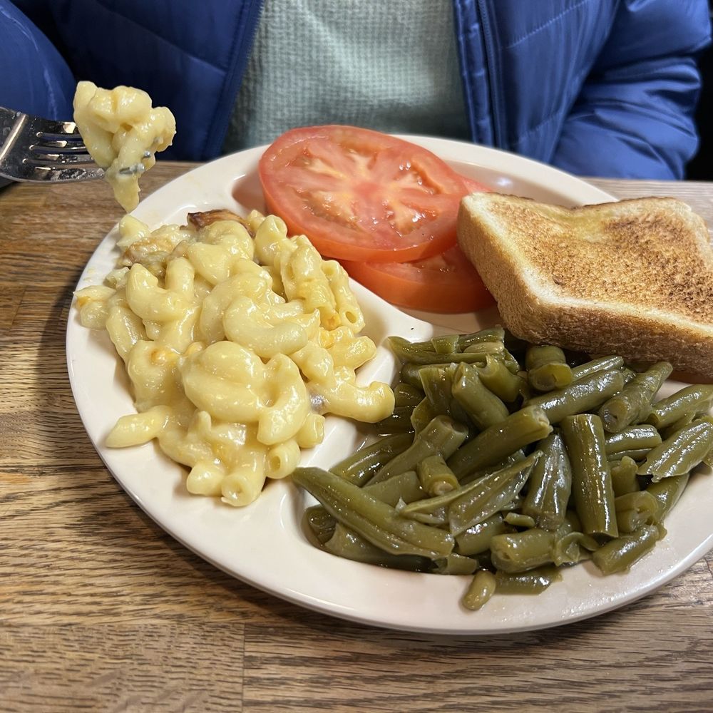 Green beans, sliced tomatoes, macaroni and cheese with Texas toast. Green beans, sliced tomatoes, macaroni and cheese with Texas toast.