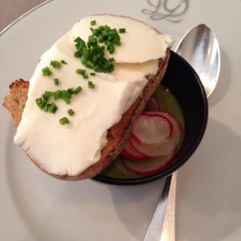 Le Beauvoir - My starter: courgette gaspacho with radishes and toast with fresh goat cheese and chives - French Near Me - Bourges, 18 Le Beauvoir - My starter: courgette gaspacho with radishes and toast with fresh goat cheese and chives - French Near Me - Bourges, 18
