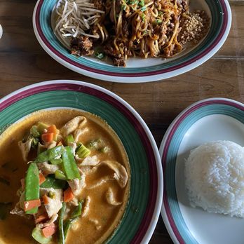 NaraDeva Thai Restaurant - Curry chicken Beef pad Thai - Thai Near Me - Orlando, Florida