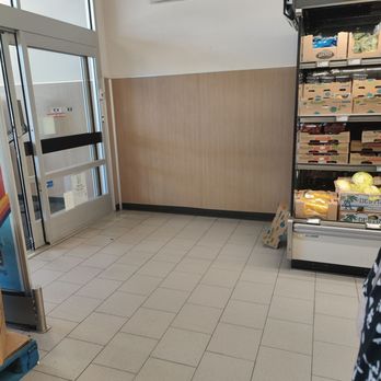 ALDI - Stupid new layout - creates an immediate traffic jam - Grocery Near Me - Escondido, California