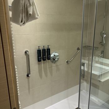 Hilton Garden Inn - Huge shower, terrific water pressure, hot! - Hotels Near Me - Mestre, VE