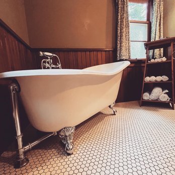 Johnston Canyon Lodge & Bungalows - Bathroom - Resorts Near Me - Banff, Alberta Johnston Canyon Lodge & Bungalows - Bathroom - Resorts Near Me - Banff, Alberta