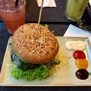Hans im Glück - Der Hans im Glück Burger, belegt mit Hartkäse, Parmaschinken, Rauke und Balsamessig. Für 8,50€ - Burgers Near Me - Paderborn, NW Hans im Glück - Der Hans im Glück Burger, belegt mit Hartkäse, Parmaschinken, Rauke und Balsamessig. Für 8,50€ - Burgers Near Me - Paderborn, NW