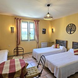 La Ramade - Chambre Ocre à l'étage avec salle de bain, douche à l'italienne, wc et vasque.