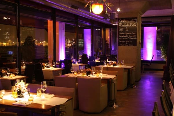 am kai | restaurant. seafood. drinks. elbblick by null
