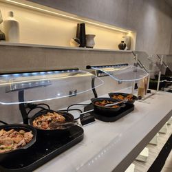 American Airlines Admirals Club - D30 - Grilled chicken and salad bar
