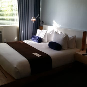 The Pearl Hotel - Big, comfy bed - San Diego, CA