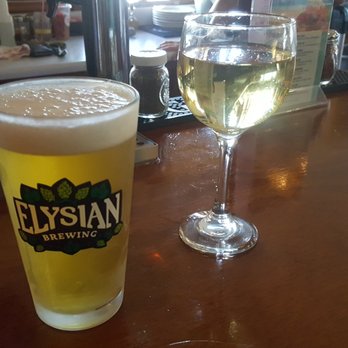 Roberto's Log Cabin - Blue Point IPA and house Chardonnay - Pizza Near Me - Lebanon, Connecticut