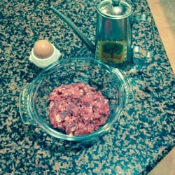 24/7 Bed & Breakfast - Los básicos, la carne de solomillo de buey cortada a cuchillo, el aceite de Hojiblanca y la yema de huevo.