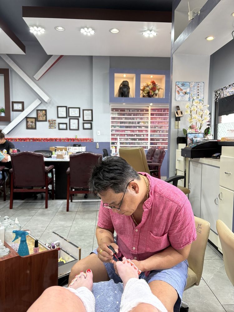 La Nails Logo