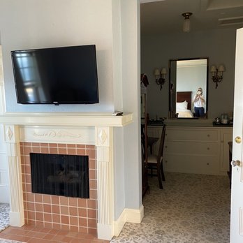 Mt Ada - Gas fireplace facing the bed. Big area on right for clothing/suitcases. Coffee maker and tea and iron and ironing board in room. - Bed & Breakfast Near Me - Avalon, California Mt Ada - Gas fireplace facing the bed. Big area on right for clothing/suitcases. Coffee maker and tea and iron and ironing board in room. - Bed & Breakfast Near Me - Avalon, California