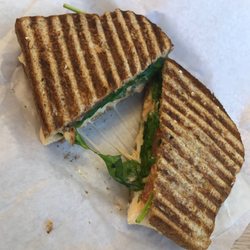 Cafe Brysi - Spicy king: spicy mayo, mozzarella, spinach, tomato and chicken